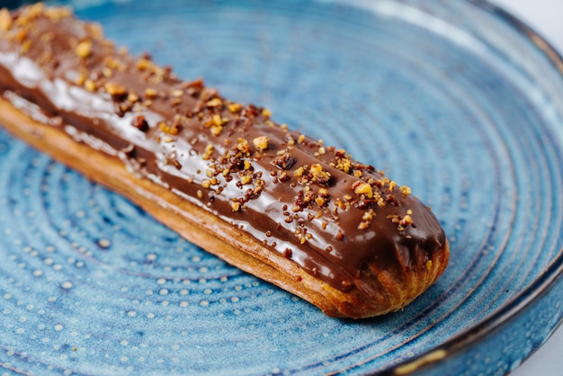 Foto gratuita largo eclair cubierto con chocolate derretido y nueces