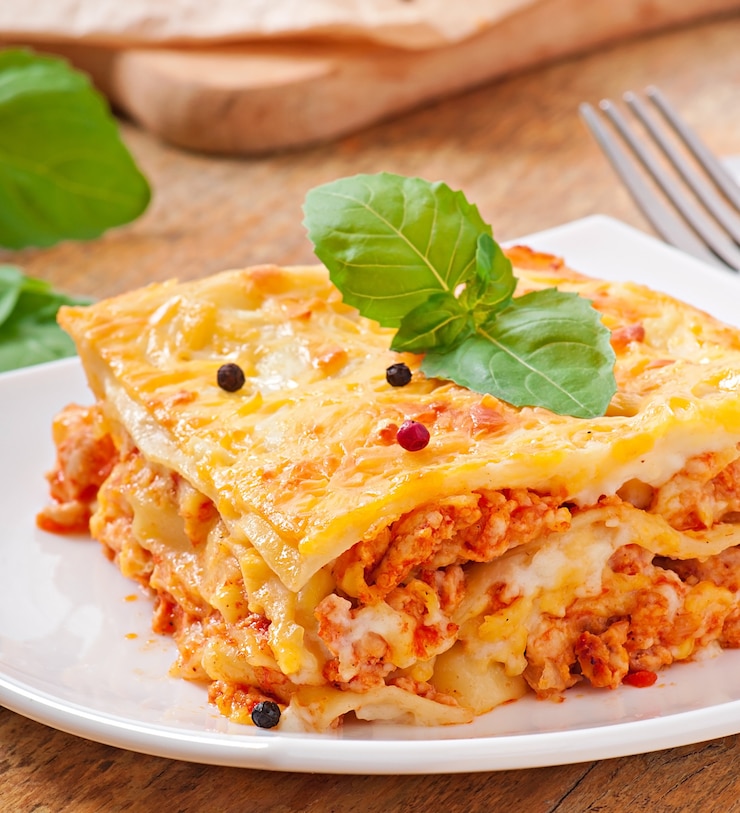Foto gratuito lasagna clásica con salsa bolognese
