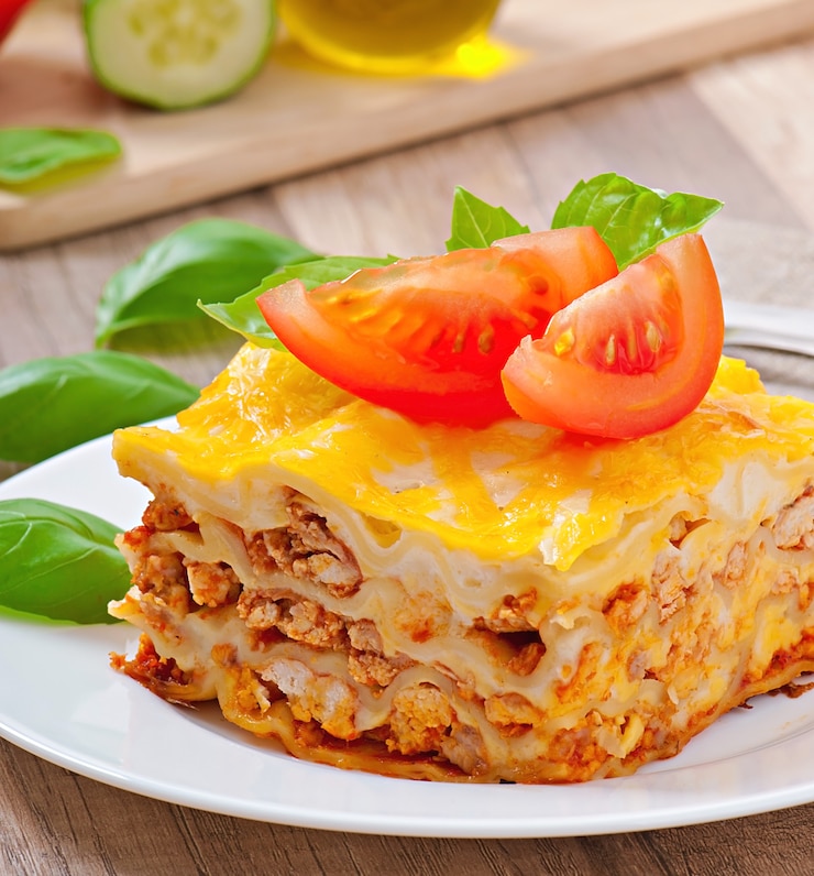 Foto gratuito lasagna clásica con salsa bolognese