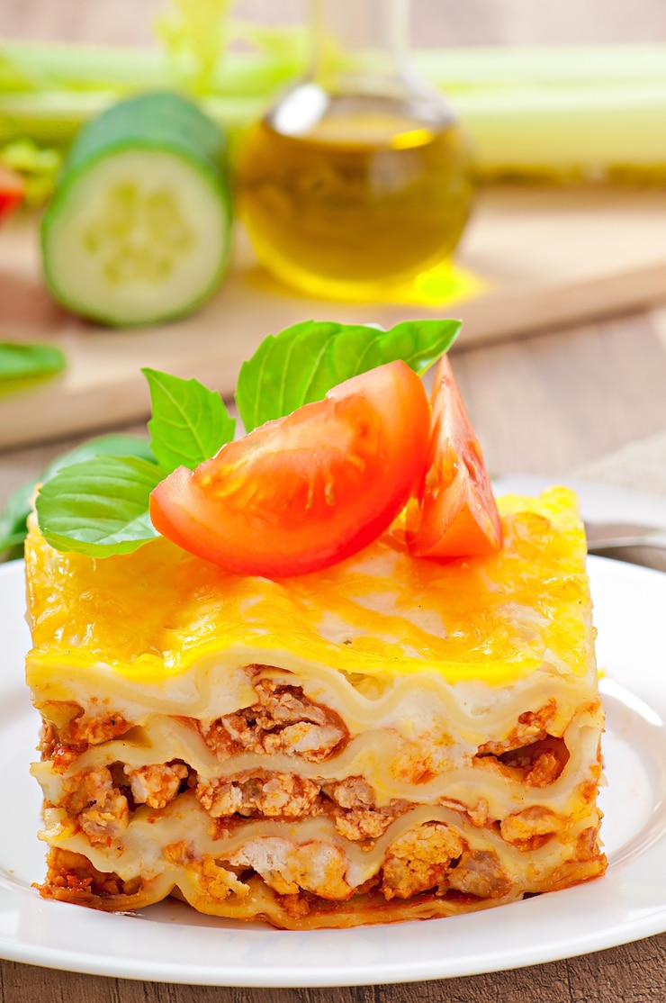 Foto gratuito lasagna clásica con salsa bolognese