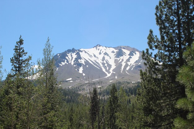 Lassen Peak en la nieve del invierno en el Parque Nacional Volcánico Lassen, California