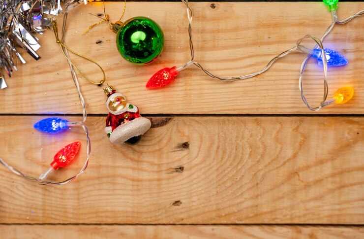 Foto gratuito lat plano de adornos navideños en una textura de madera