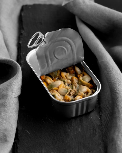 Foto gratuita lata de alto ángulo con comida y paño de cocina
