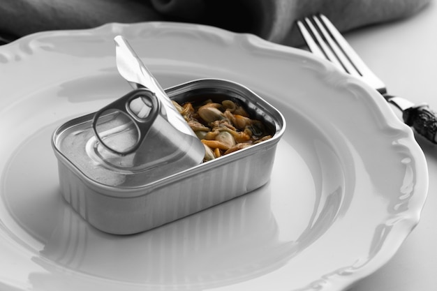 Lata de ángulo alto con comida en un plato con un tenedor