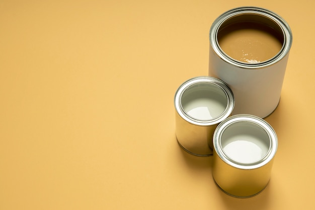 Latas de pintura de alto ángulo con espacio de copia