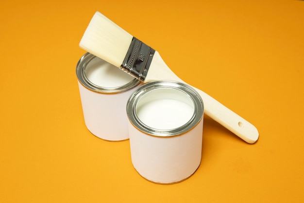 Latas de pintura blanca de alto ángulo