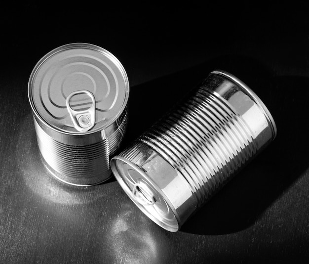 Latas redondas altas plateadas de ángulo alto