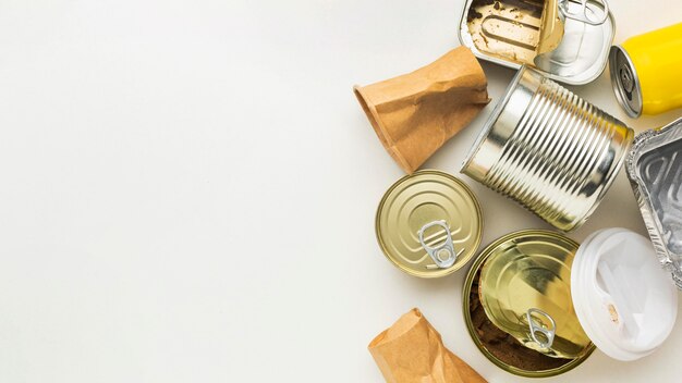 Latas de residuos peligrosos para la naturaleza