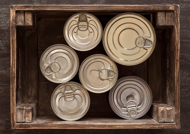 Latas de vista superior en caja de madera