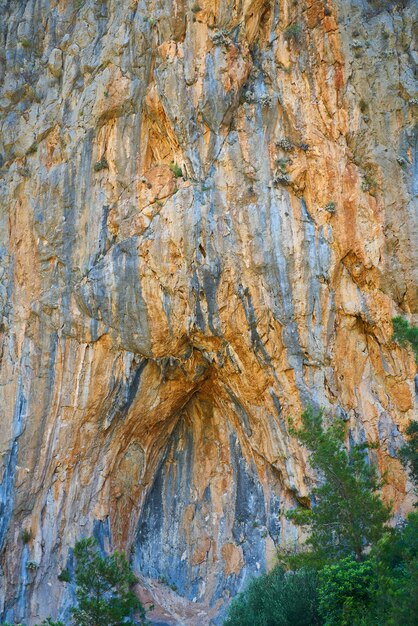 Lateral de una montaña con marcas de agua