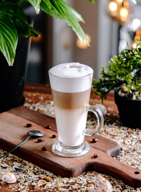 Latte de caramelo sobre la mesa