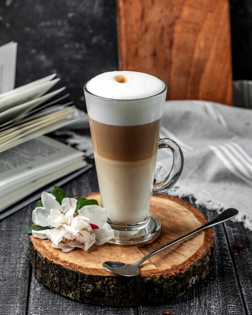 Latte de caramelo sobre la mesa