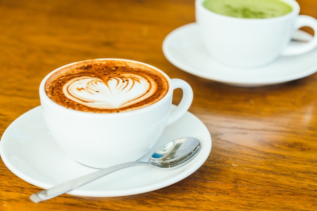 Latte de chocolate caliente en taza blanca