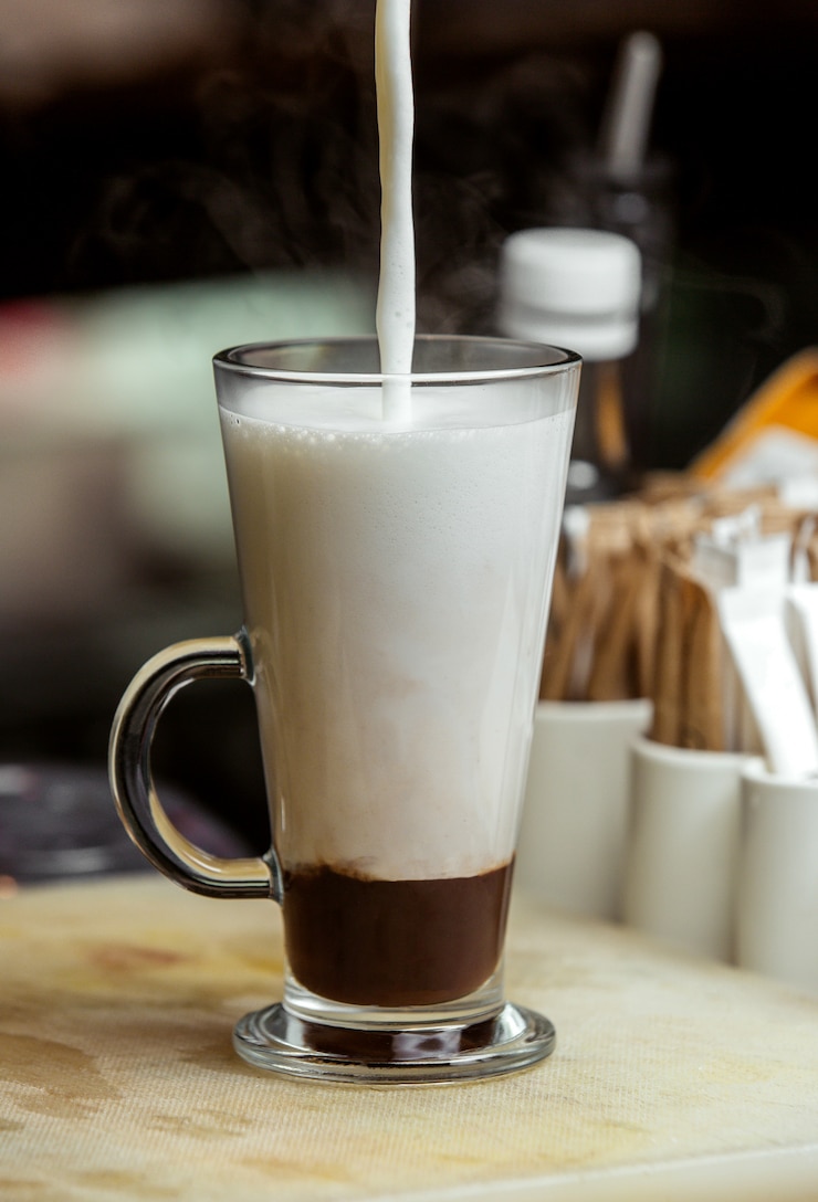 Foto gratuito latte fresco sobre la mesa