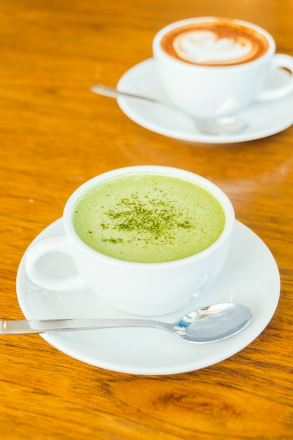 Latte matcha verde caliente en taza blanca