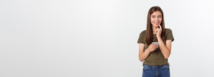 Foto gratuito laughing mujer hablando y enviando mensajes de texto por teléfono aislado sobre un fondo blanco.