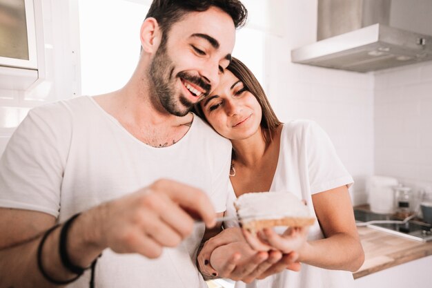 Laughing pareja haciendo brindis juntos