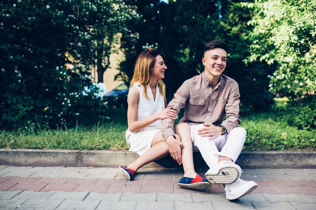 Lauging hombre y mujer en el parque