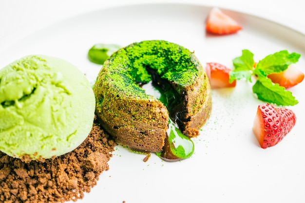 Lava de chocolate de té verde con helado y fresa