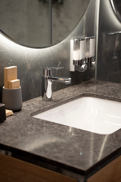 Lavabo del baño en una habitación de hotel