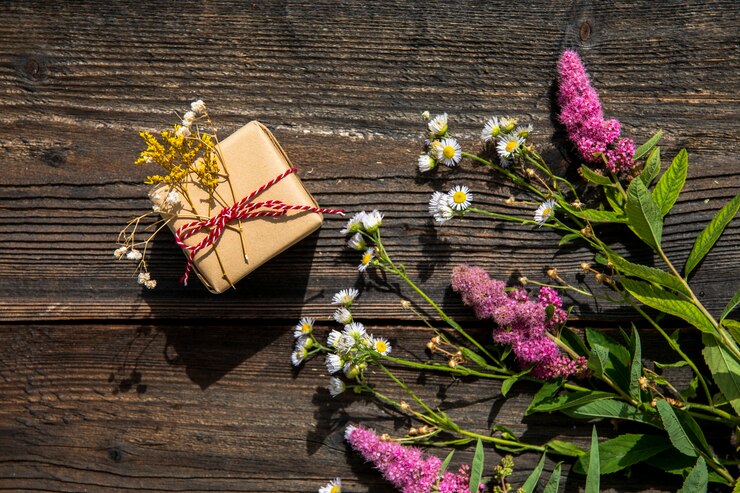 Foto gratuito lavanda bouquet y pequeño regalo.