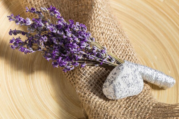 Lavanda fresca sobre madera