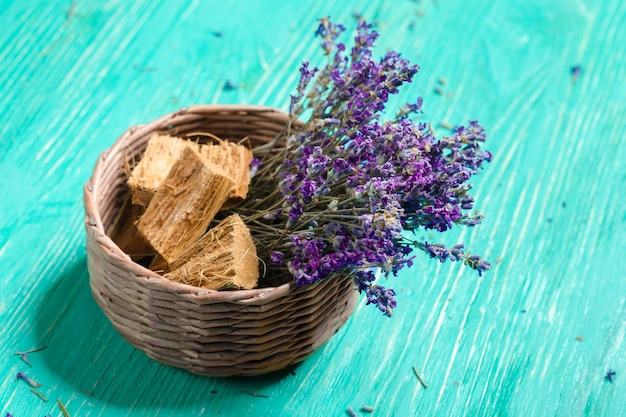 Lavanda fresca sobre madera