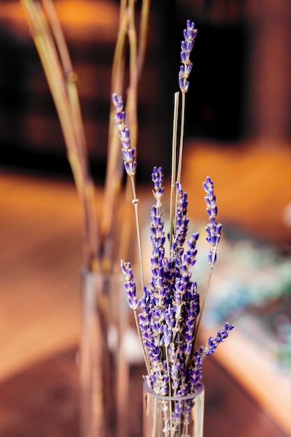 Lavanda lila en la vista lateral del florero de vidrio