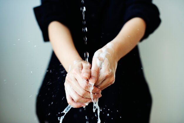 Foto gratuita lavarse las manos con agua corriente para prevenir infecciones