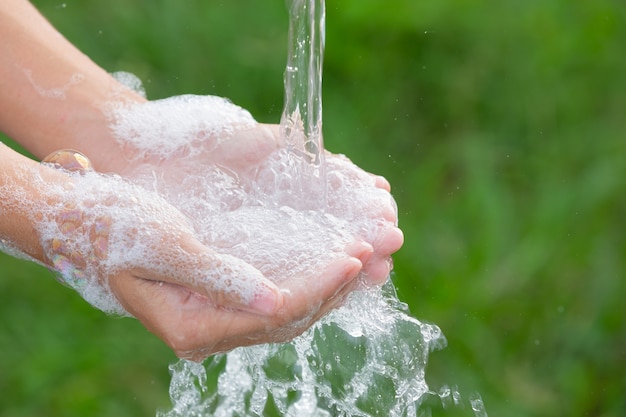 Lavarse las manos con jabón para prevenir enfermedades.