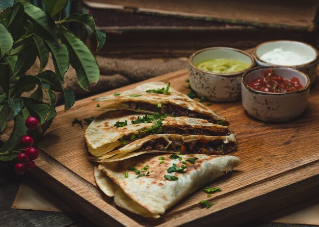 Lavash relleno de carne y asado