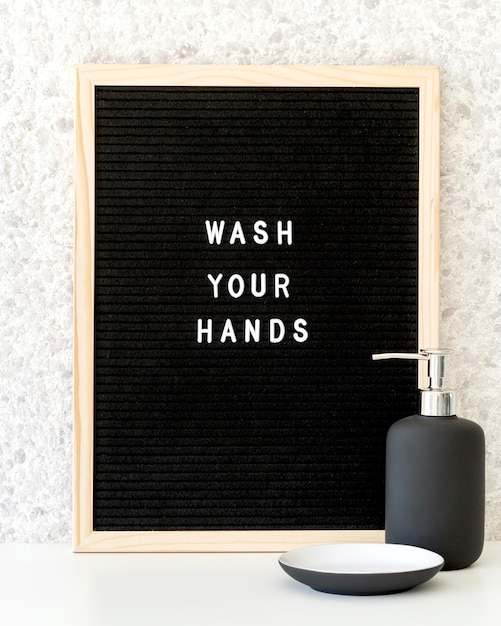Foto gratuita lávese el marco de las manos con dispensador de jabón