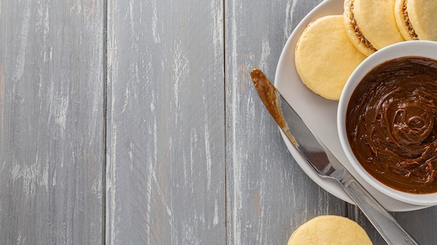 Foto gratuita lay flat de alfajores cookies con espacio de copia