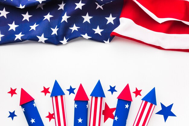 Lay Flat de bandera americana con fuegos artificiales del día de la independencia