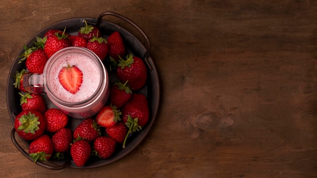 Foto gratuita lay flat de batido de fresa con fruta y espacio de copia