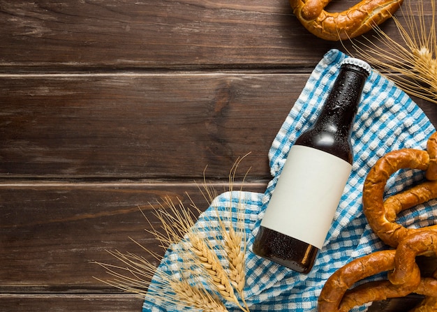 Lay Flat de botella de cerveza con trigo y pretzels