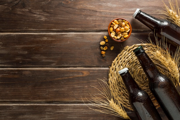 Lay Flat de botellas de cerveza con nueces y espacio de copia