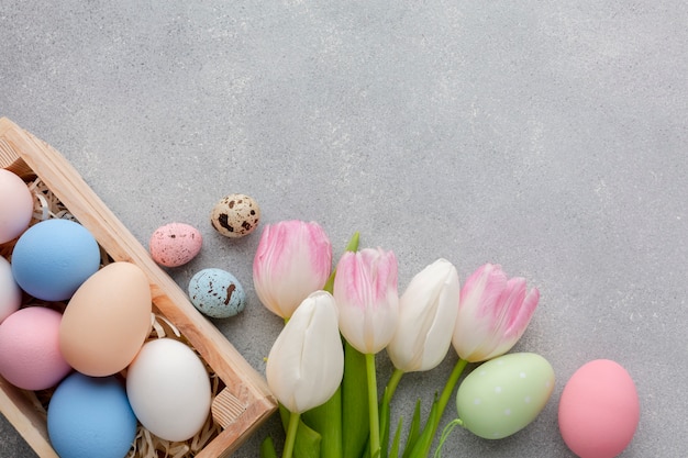 Lay Flat de caja con huevos de pascua y tulipanes de colores