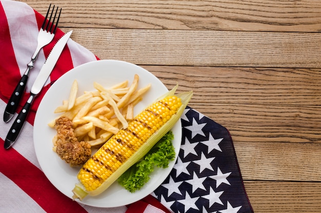 Foto gratuita lay flat de comida americana con espacio de copia