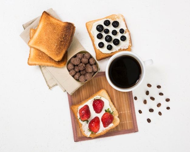 Lay Flat del concepto de desayuno delicioso