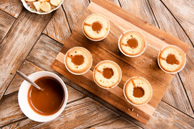 Lay Flat de cupcakes rellenos en mesa de madera