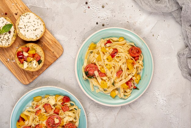 Lay Flat de deliciosa pasta sobre fondo liso