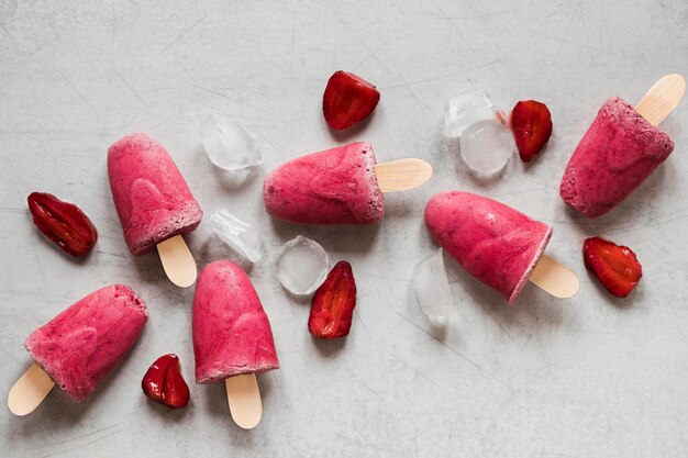 Lay Flat de deliciosas paletas de helado con sabor a fresa con hielo