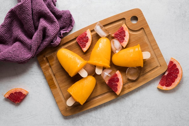 Lay Flat de deliciosas paletas de helado con sabor a pomelo rojo con tela