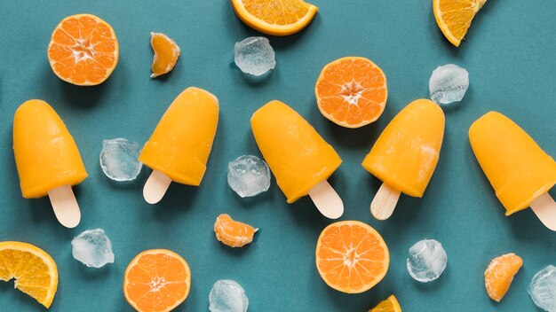 Lay Flat de deliciosas paletas con naranja y hielo.