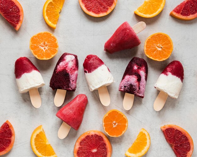 Lay Flat de deliciosas paletas con pomelo naranja y rojo