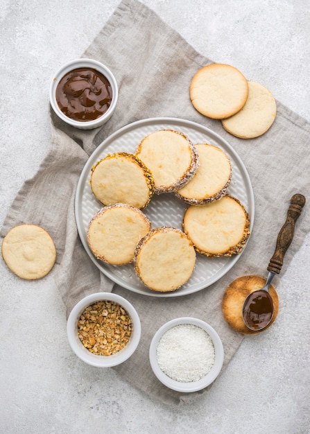 Foto gratuita lay flat de delicioso arreglo de alfajores