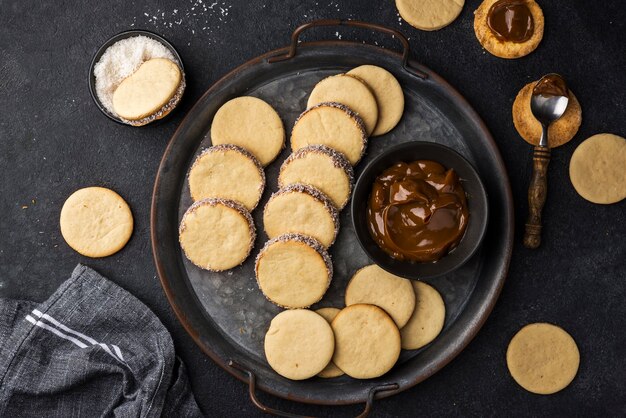 Foto gratuita lay flat de delicioso arreglo de alfajores