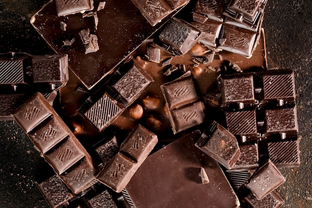 Foto gratuita lay flat de delicioso concepto de chocolate