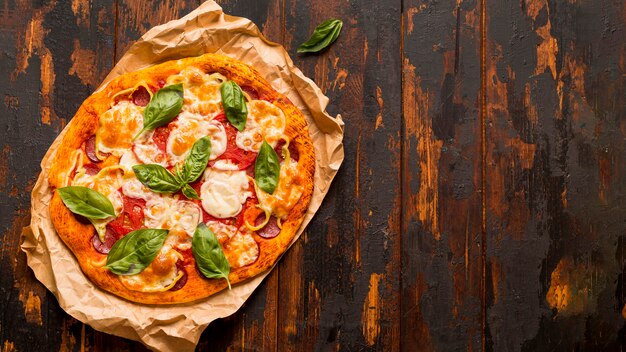 Lay Flat del delicioso concepto de pizza en mesa de madera